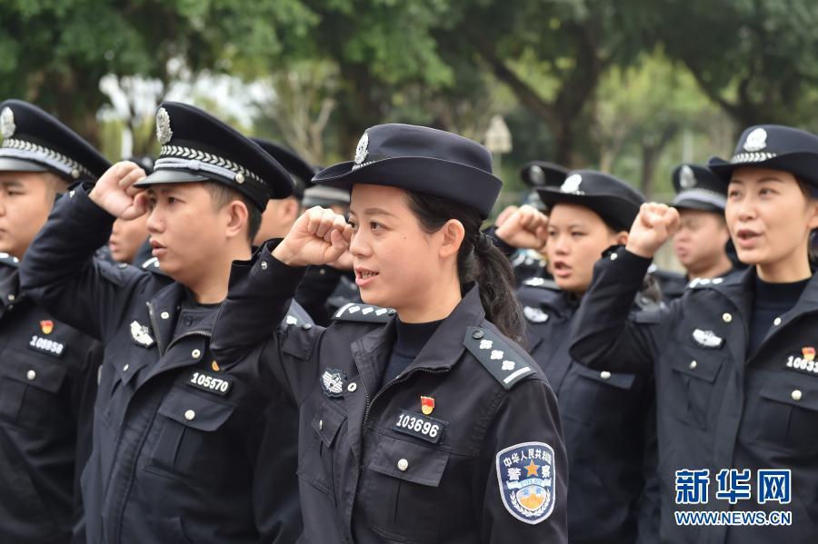 1月6日,在南宁市公安局青秀分局中山派出所,民警在重温入警誓词.