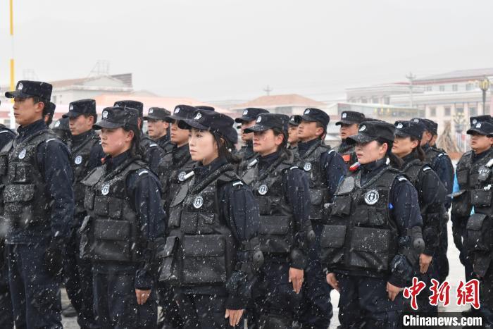 裸露在外的皮肤被刮得生疼,青海省果洛藏族自治州公安局特警支队直属