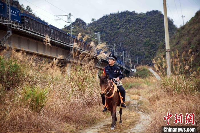 云贵高原上骑马巡逻的铁路警察:三十年坚守保春运平安