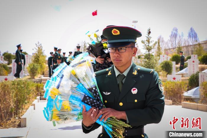 图为西藏军区某旅驻日喀则任务分队官兵们在烈士陵园献花。　姚佳 摄
