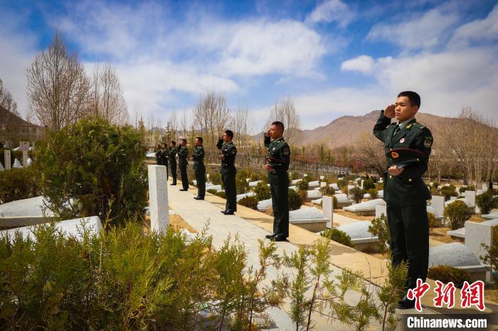 图为西藏军区某旅驻日喀则任务分队全体官兵向烈士致敬。　唐佳 摄