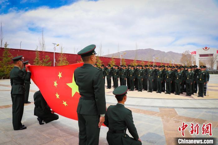 图为西藏军区某旅驻日喀则任务分队全体官兵重温入伍誓词。　唐佳 摄