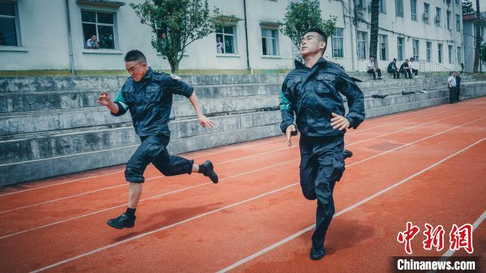 这是近日云南西双版纳边境管理支队警务实战比武队训练时的真实写照