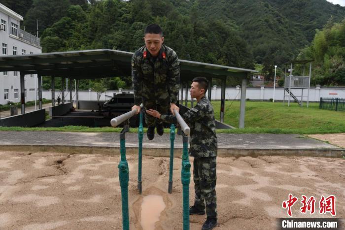 舒欣在班长林铖鑫指导下训练 范宇斌 摄