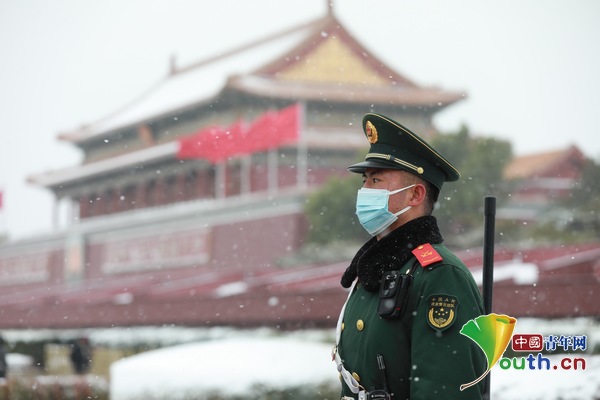 武警官兵坚守岗位迎初雪