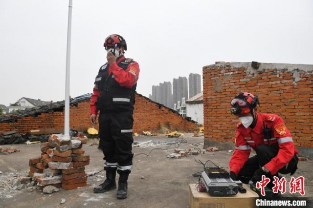老兵应急救援队队员在演练现场建设临时通讯设备 韩苏原 摄