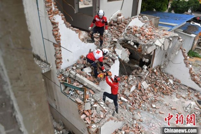 老兵应急救援队队员在运送破拆设备 韩苏原 摄