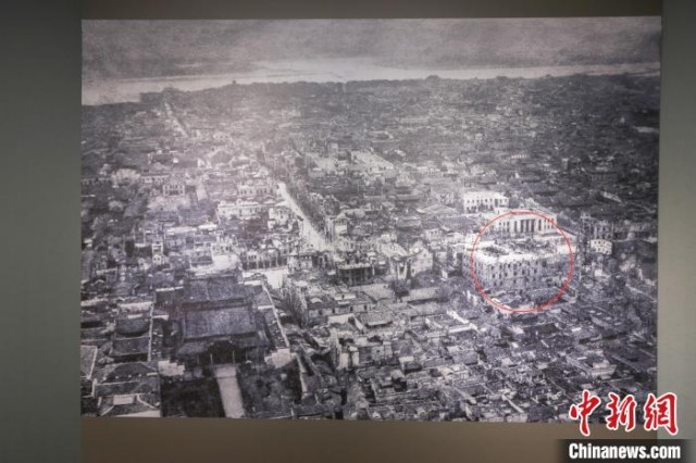 图为本次展览展出的一张空中视角拍摄的南昌城区老照片。　刘力鑫 摄