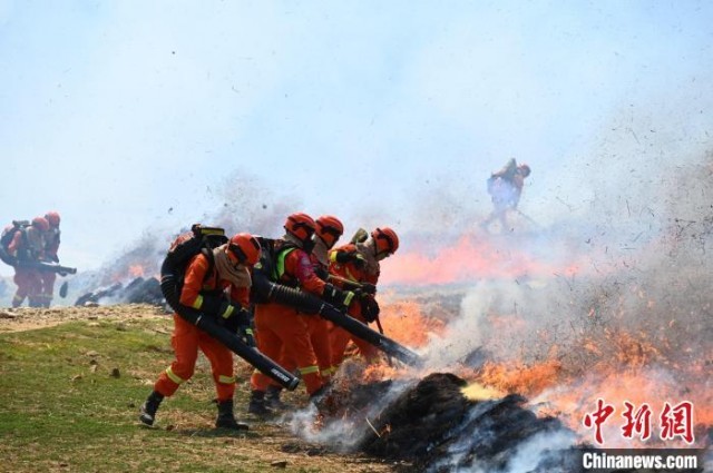 消防员协同配合扑灭明火。　福建森林消防供图