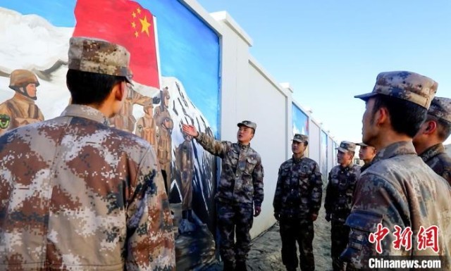 图为阿里军分区某边防团组织官兵利用墙绘开展教育。 刘晓东 摄