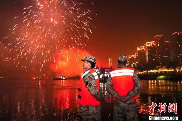2023年除夕夜，武警重庆总队官兵在长江水域执勤，守护民众平安过节。　徐优 摄