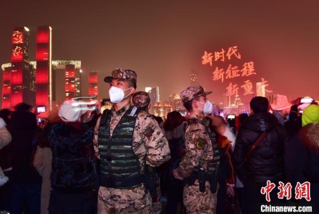 2023年除夕夜，武警重庆总队官兵在重庆长嘉汇广场执勤，守护民众平安过节。　唐志勇 摄
