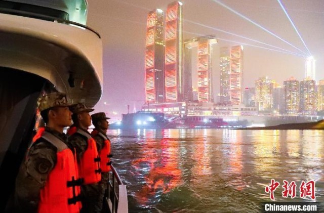 2023年除夕夜，武警重庆总队官兵在长江水域执勤，守护民众平安过节。　徐优 摄