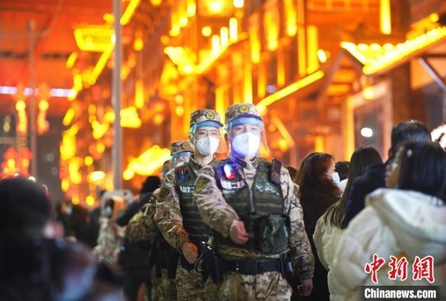 2023年除夕夜，武警重庆总队官兵在洪崖洞景区巡逻执勤，守护民众出行平安。　刘洋 摄