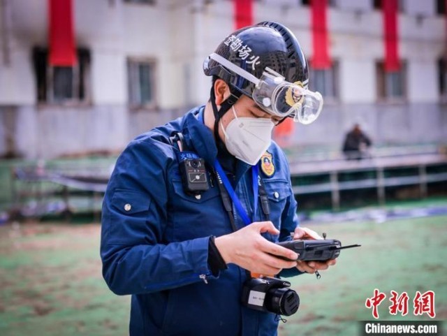 图为参赛消防员操作无人机拍摄火灾现场俯视图。　张家纶 摄