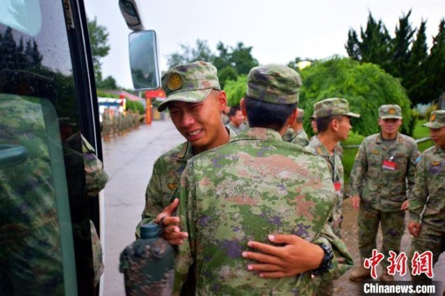 中国人民解放军空军某飞行学院开启新兵下连训练