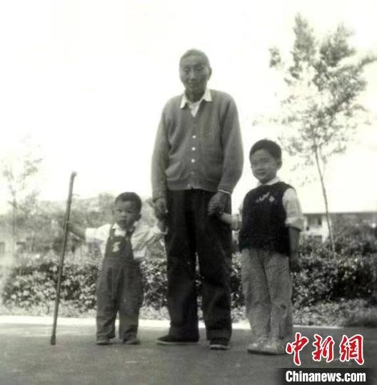 陈望道与幼年的陈晓帆(左)、陈晓帆的哥哥一起合影。 陈晓帆供图