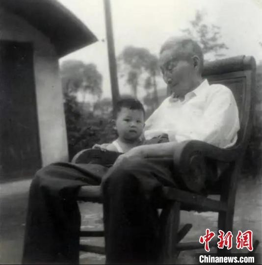 陈望道与幼年的陈晓帆。 陈晓帆供图