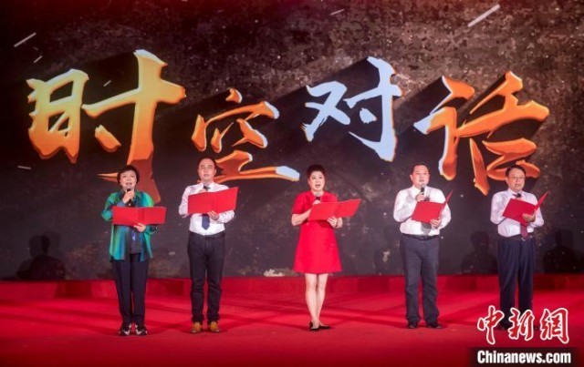 陈晓帆与颜福庆之孙颜志渊、陶行知曾孙陶侃、荣毅仁侄女荣智丰深情朗诵《与统战先辈的时空对话》。 张昊 摄