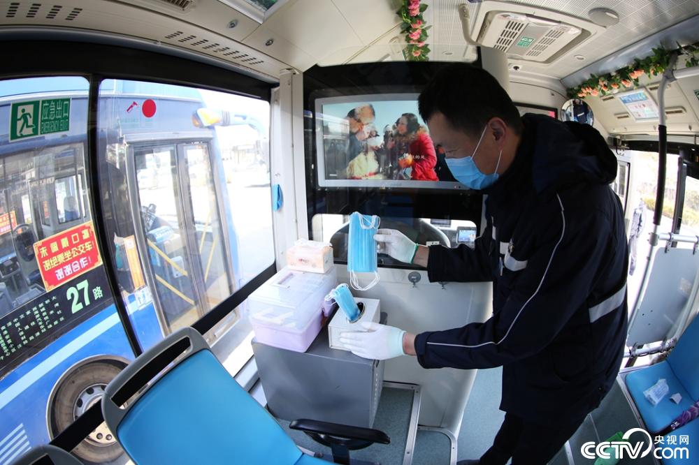 山东青岛面对疫情一名公交驾驶员的坚守和努力