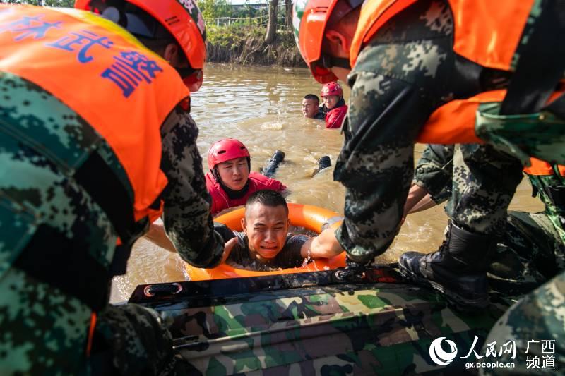 廣西桂林:武警官兵組織抗洪救援演練