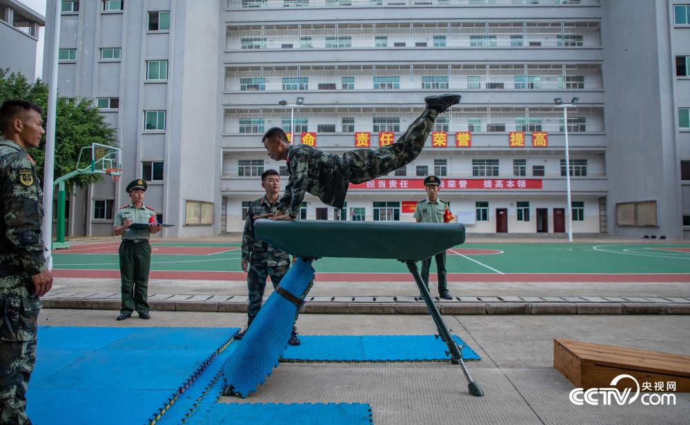 图为培训官兵正在进行木马5练习考核.(孙立志)