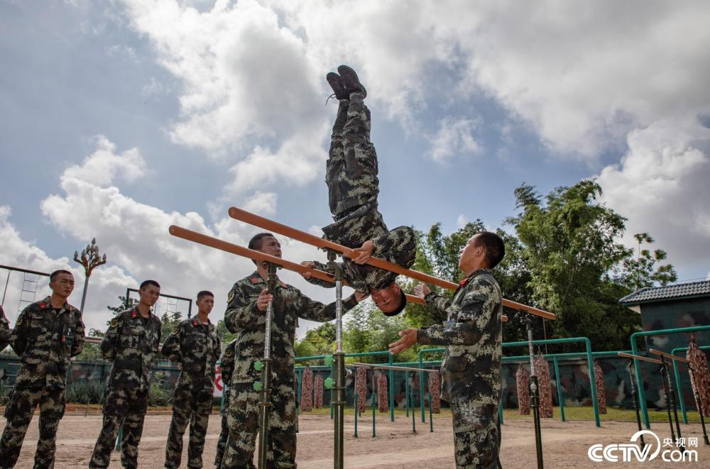 图为培训官兵正在进行双杠5练习考核.(孙立志)