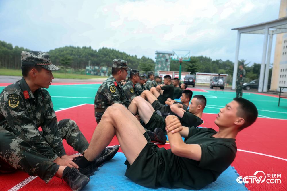 图为仰卧起坐考核.(徐世立 崔程)