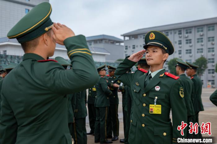 武警新兵行军礼.徐世立 摄