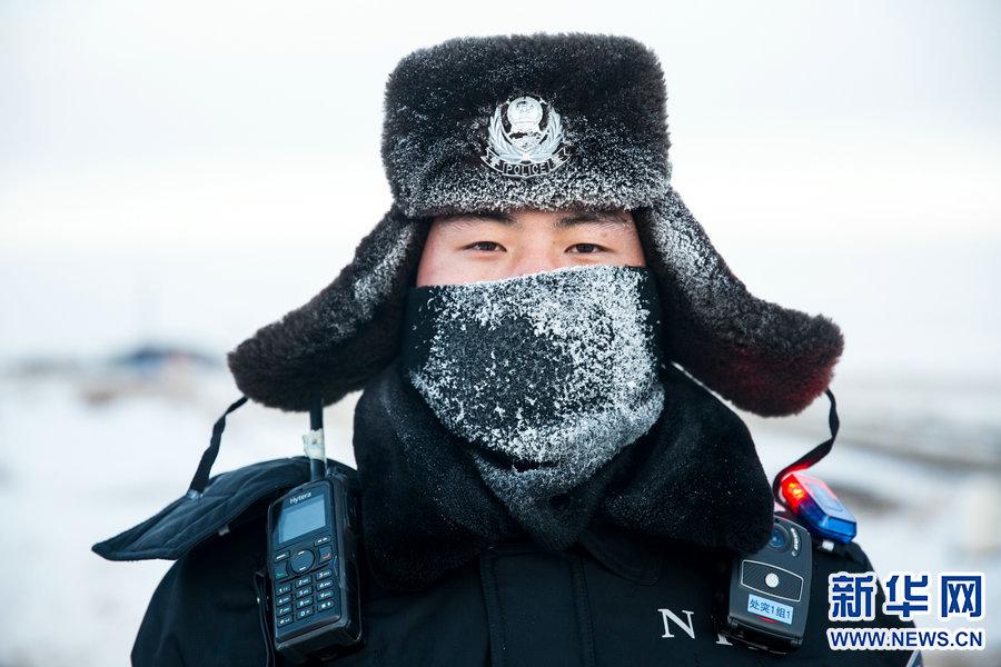 35℃ 边检民警严守国门