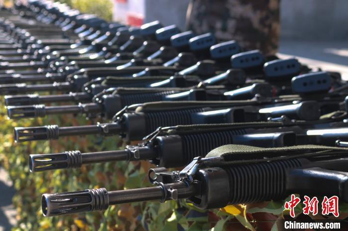 福建武警举行新兵授枪仪式_爱国主义_中国青年网