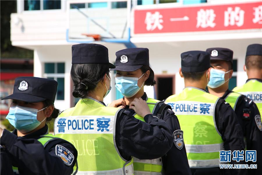 上勤前民警相互整理着装(摄于3月1日).新华网发