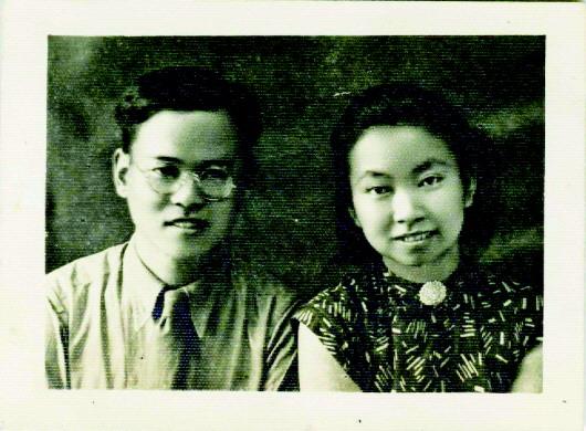 1946年春,谢希德与爱人订婚合影.