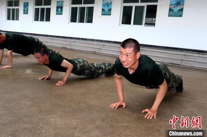 >> 正文  军事训练没有突破,焦向阳就跟自己"死磕",别人俯卧撑做一个