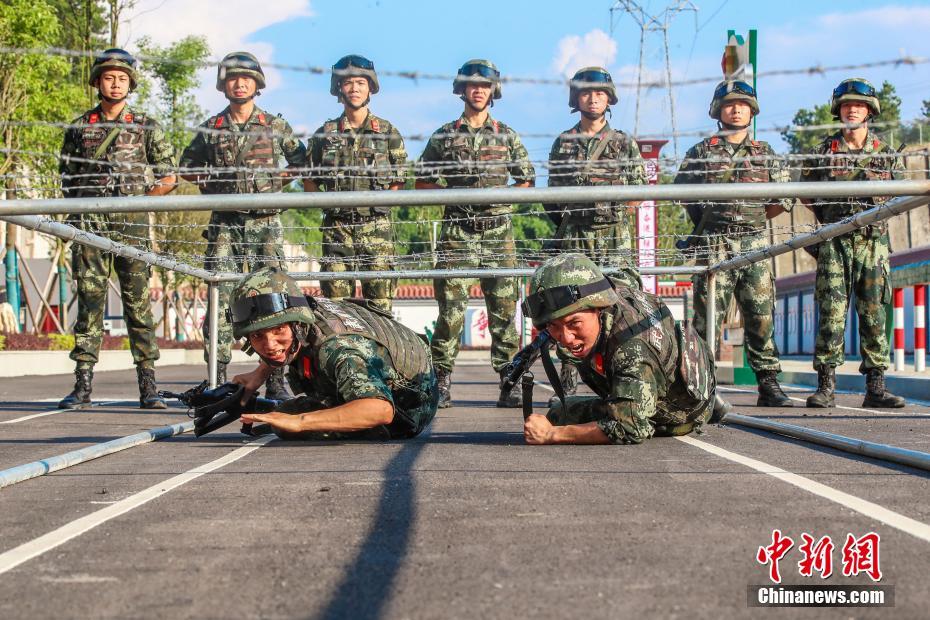 重庆武警官兵夏季高温练兵忙