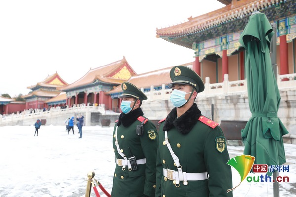 武夷山大红袍武警守护图片