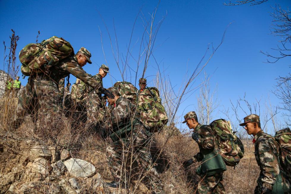 嵩山腳下武警新兵開展野營拉練