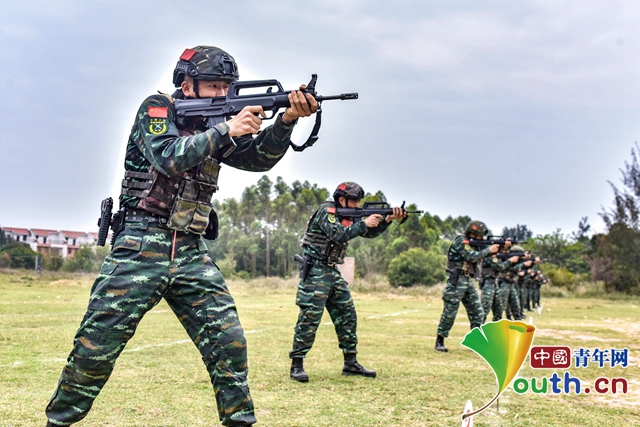 廣西北海武警特戰隊員實彈射擊訓練錘鍊制勝本領