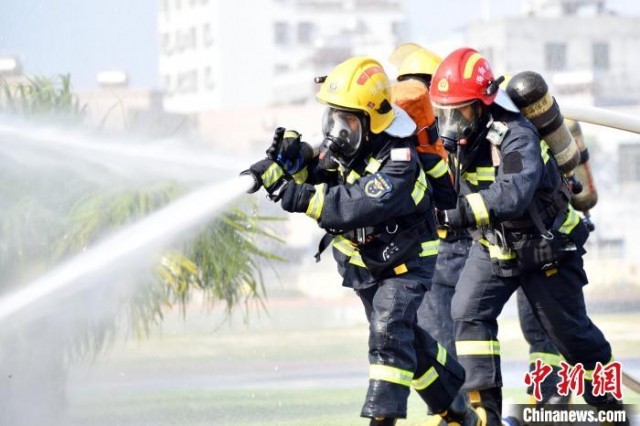 火灾救援枪炮协同 海南省消防救援总队供图