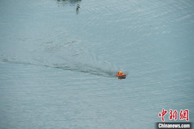 无人艇在水中进行救援。　陈超 摄