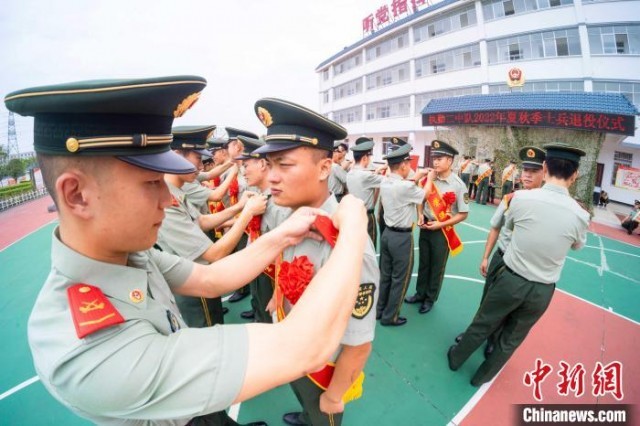 退伍老兵泪洒军营_爱国主义_中国青年网