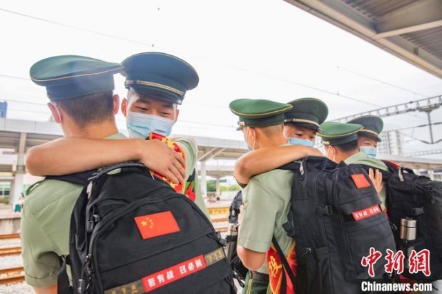 退伍老兵泪洒军营_爱国主义_中国青年网