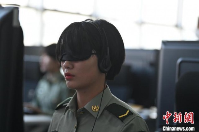图为话务连女兵用遮光眼罩蒙住眼睛练习盲打。　杨娜 摄