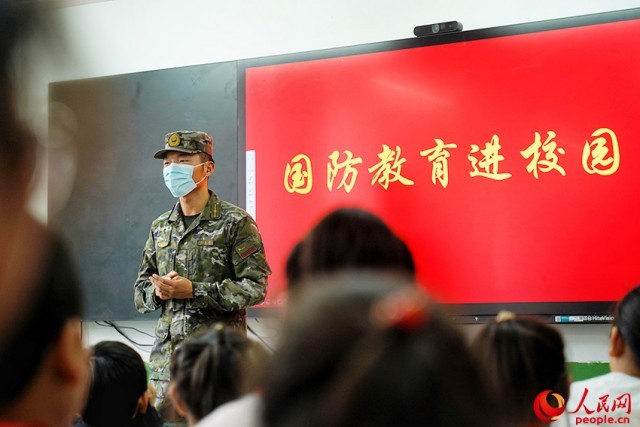 官兵进行国防教育授课。