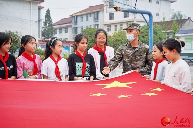 官兵为学生们讲解国旗知识。