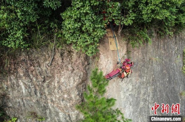 悬崖向上救援比武，消防员正在营救“被困人员”。　福建森林消防供图