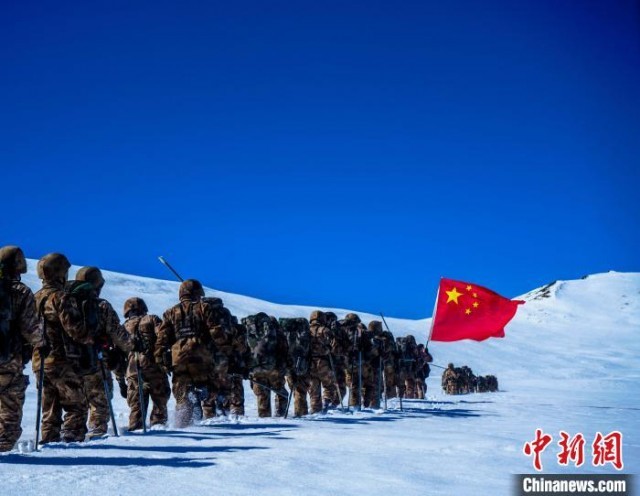 官兵攀爬,翻越,穿行在雪山 西藏山南军分区某团供图
