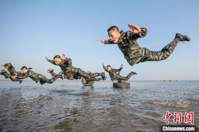 武警官兵在海水中进行倒功训练 余海洋 摄