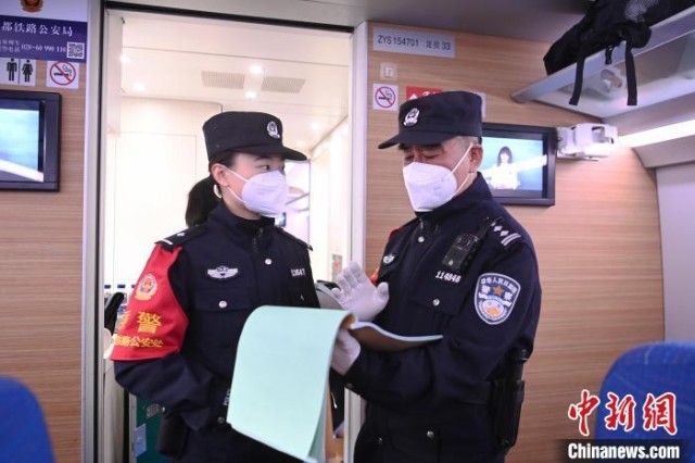 (新春走基层)铁警老张和小张的春运护航