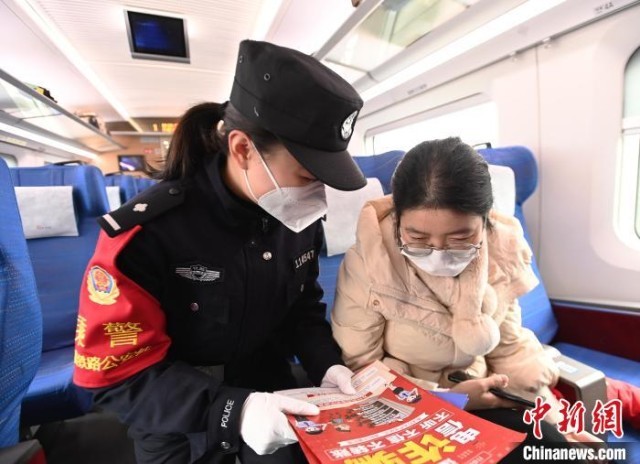 张婧煜在车厢里向旅客宣传反诈知识。 安源 摄